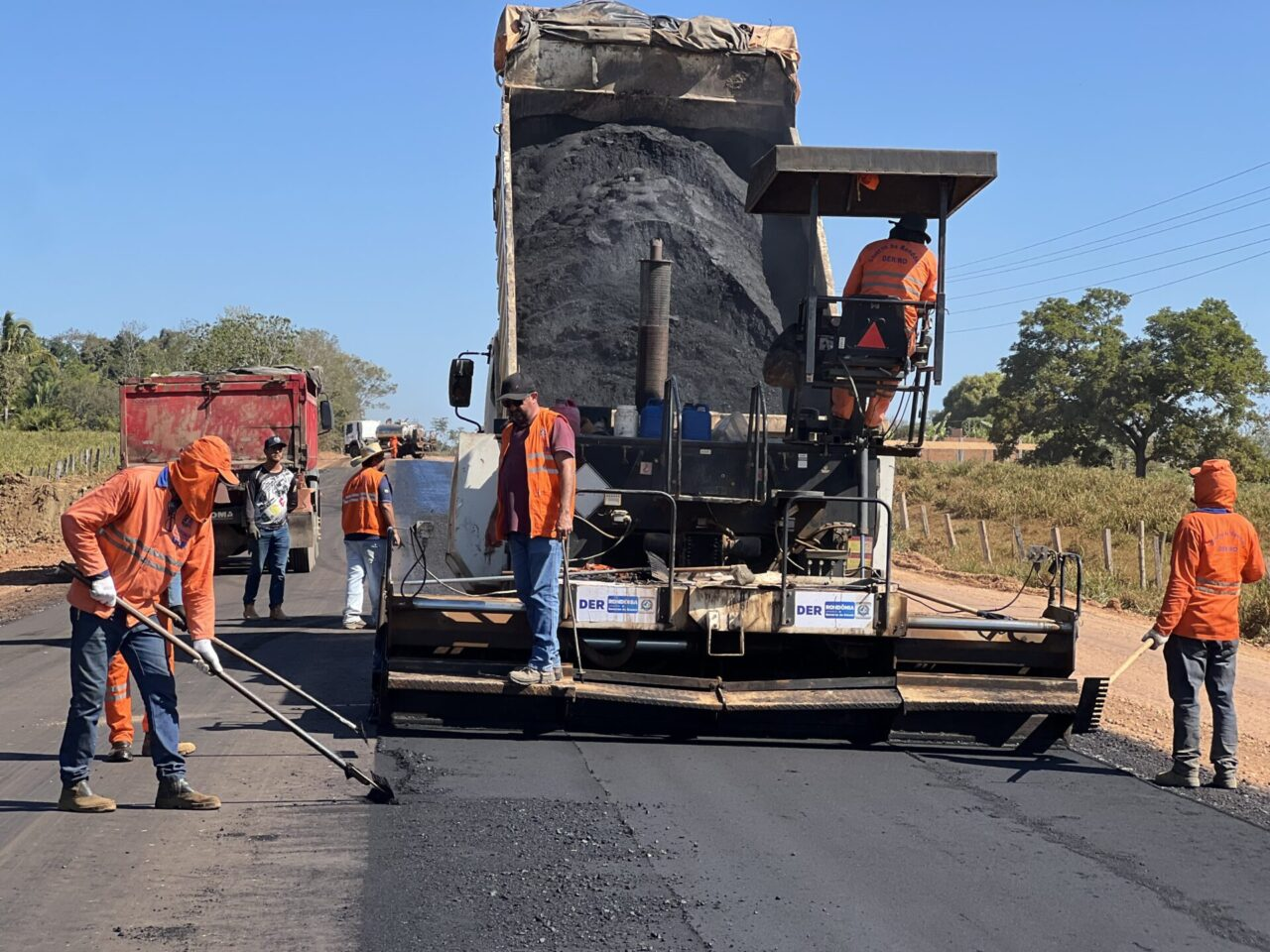 ESTRADA DA PRODUÇÃO - Obras de pavimentação avançam na RO-473 entre Teixeirópolis e Urupá; serão 5 km de asfalto novo